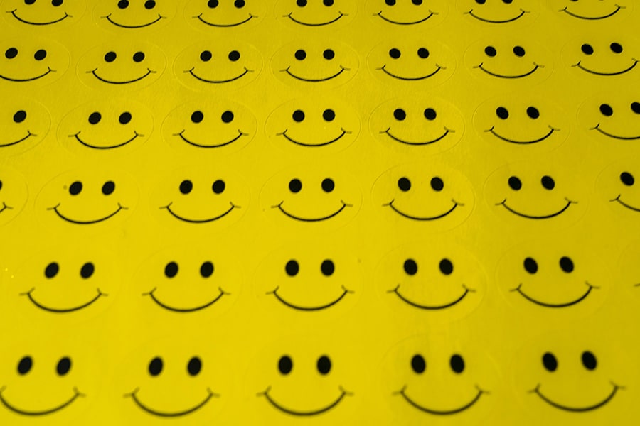 Imagem c om diversos emojis de alegria representando o processo de qualificação na experiência do cliente